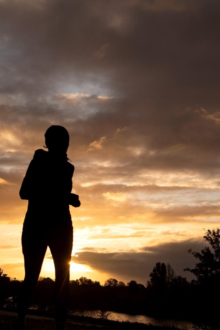 Die Winterzeit bringt uns eine Stunde früher Licht, die man etwa zum Joggen nutzen kann