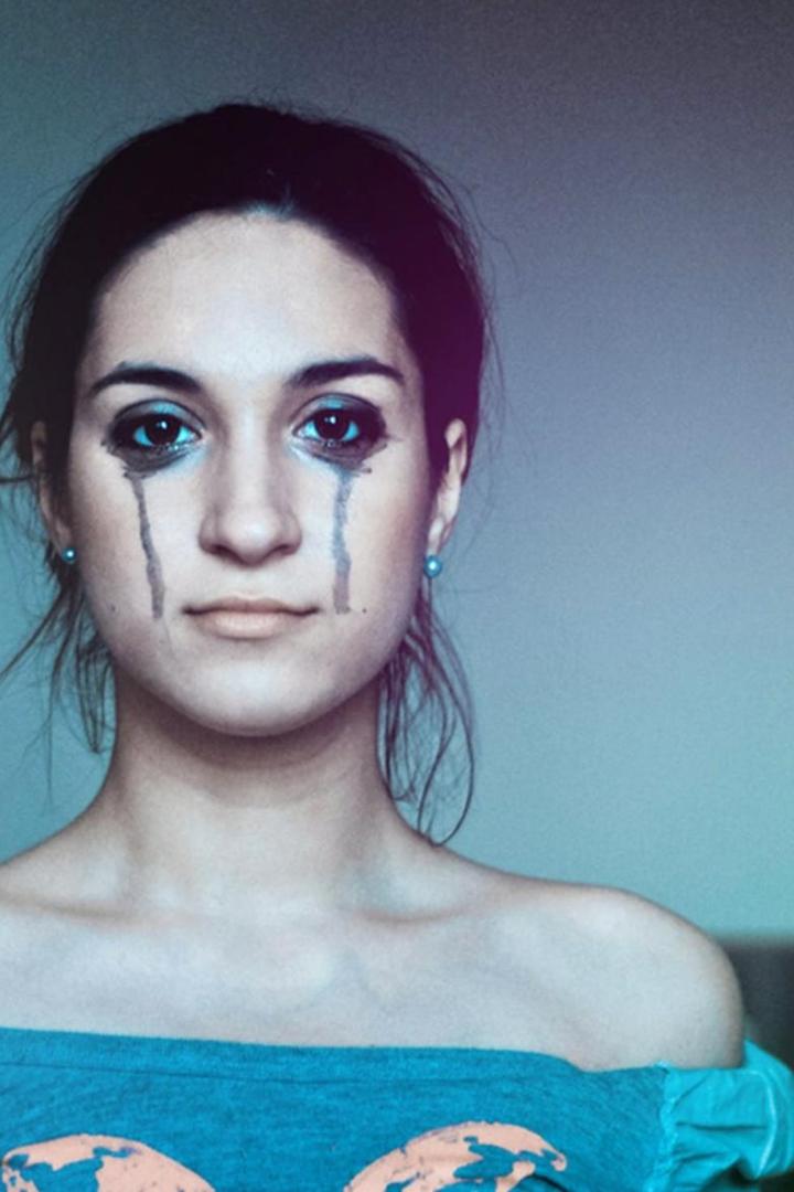 Traurig blickendende Frau mit verwischtem Augen-Makeup