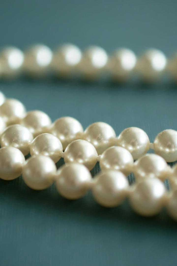 Eine Perlenkette in Nahaufnahme.