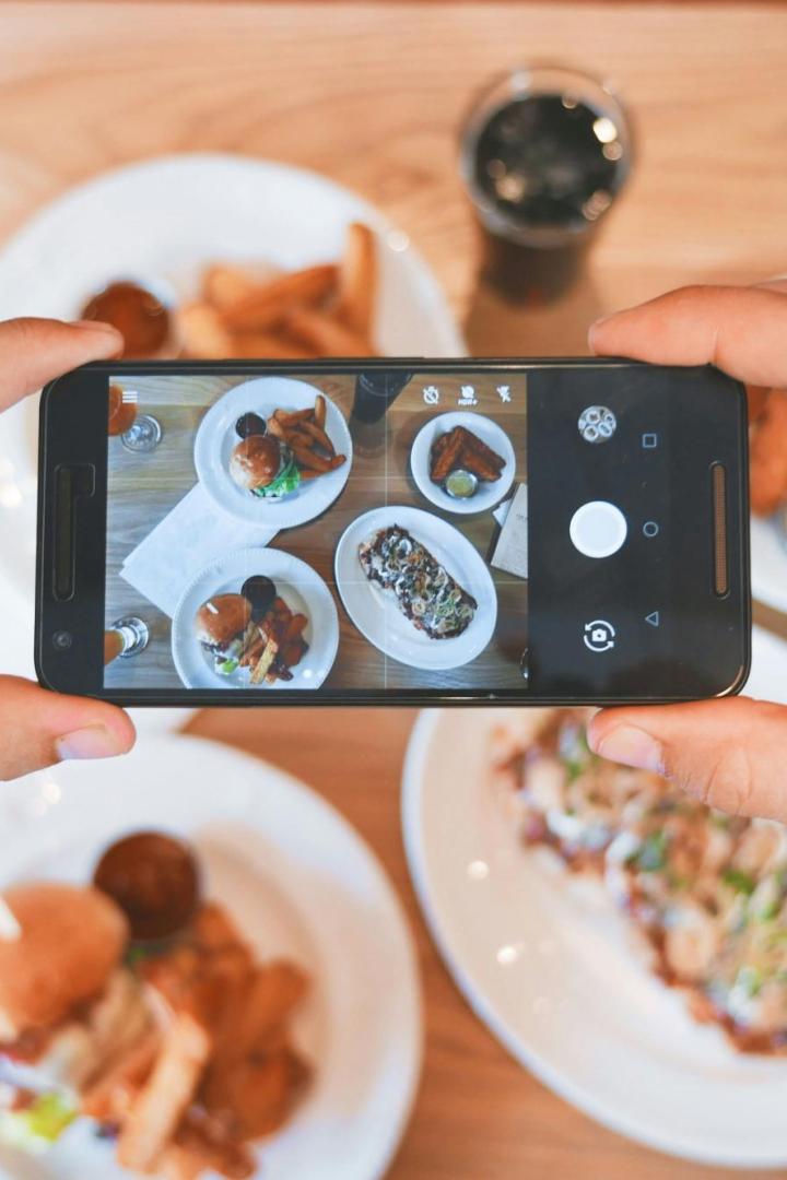 Das Fotografieren von Essen mit dem Smartphone ist heute üblich.