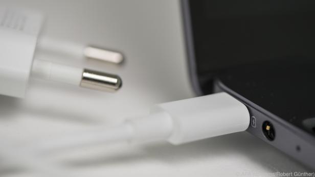 USB-Anschlüsse an beiden Seiten, aber aufladen kann man das Matebook nur links USB-Anschlüsse an beiden Seiten, aber aufladen kann man das Matebook nur links