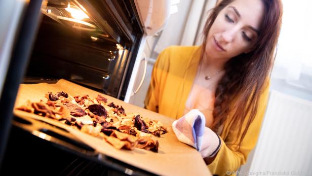 Wer Gemüsechips selbst macht, kann sich über den Kaloriengehalt sicher sein Wer Gemüsechips selbst macht, kann sich über den Kaloriengehalt sicher sein