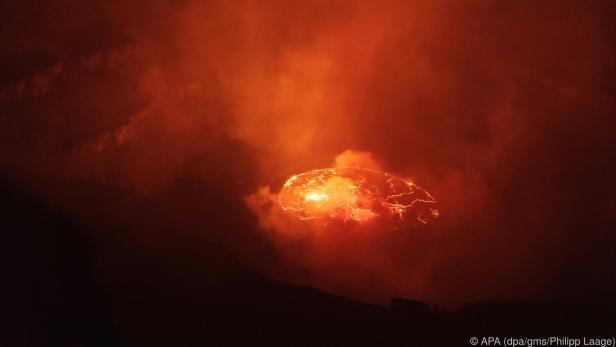 Der Vulkan Nyiragongo im Ostkongo hat einen offenen Lavasee Der Vulkan Nyiragongo im Ostkongo hat einen offenen Lavasee