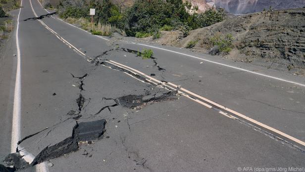 Die Ringstraße, die um den Halemaumau-Krater führte, ist teilweise zerstört