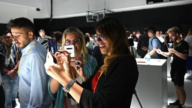 Besucher testen das neue Samsung Note 10