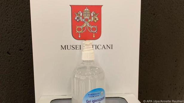 Ein Desinfektionsmittelspender steht im Eingangsbereich der Vatikanischen Museen