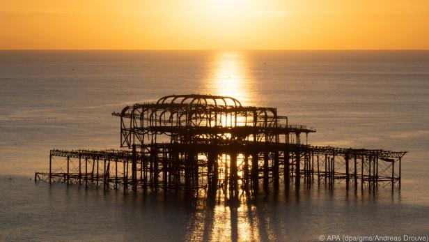 Wie ein altes Gerippe im Meer: Der West Pier im Sonnenuntergang
