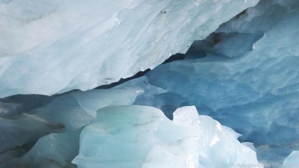 Mannigfach schillerndes Eis: Der Gletscher formt unterirdische Kunstwerke