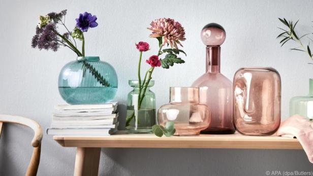 Einzelne Blumen in Vasen kann man besser im Detail betrachten