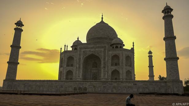 Sonnenaufgang über dem Taj Mahal