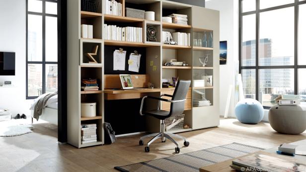 Regale mit integriertem Schreibtisch sind eine platzsparende Home-Office-Lösung