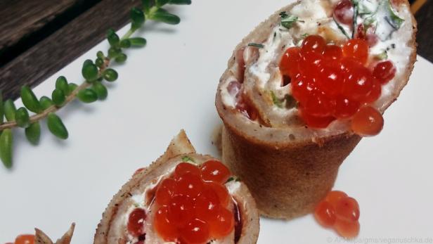 Bliniröllchen mit Kaviar gehören aufs reichhaltige Silvester-Büfett in Russland