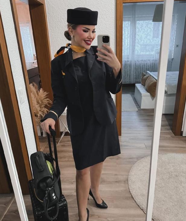 Kim Virginia zeigt sich in ihrer Uniform der Lufthansa.