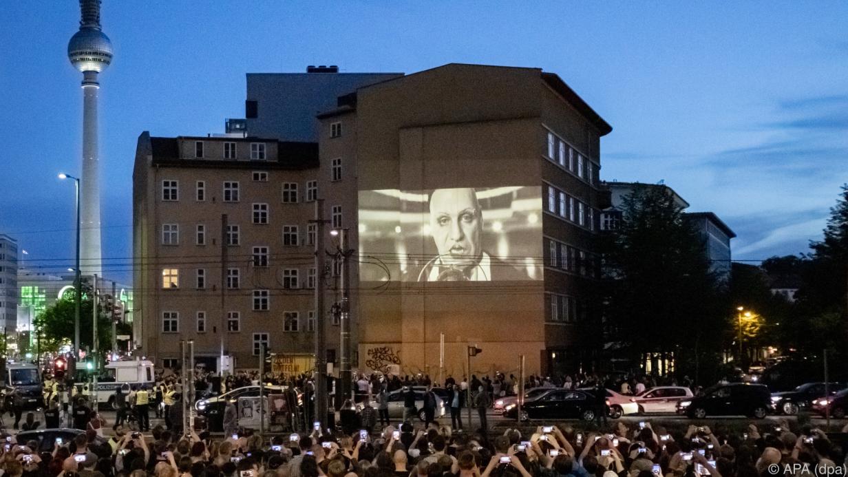 Rammstein haben ihr neues Video auf eine Hauswand projiziert