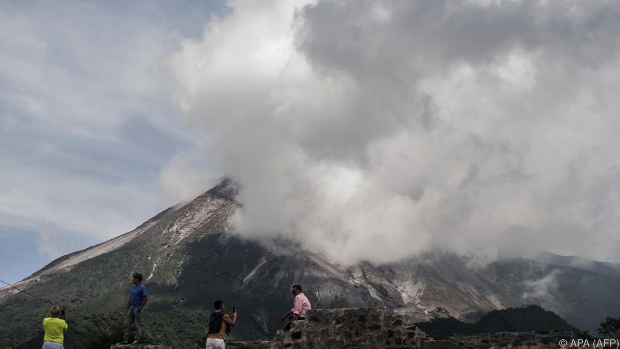  Vulkan  Merapi  auf Java spuckt Asche und Gestein aus