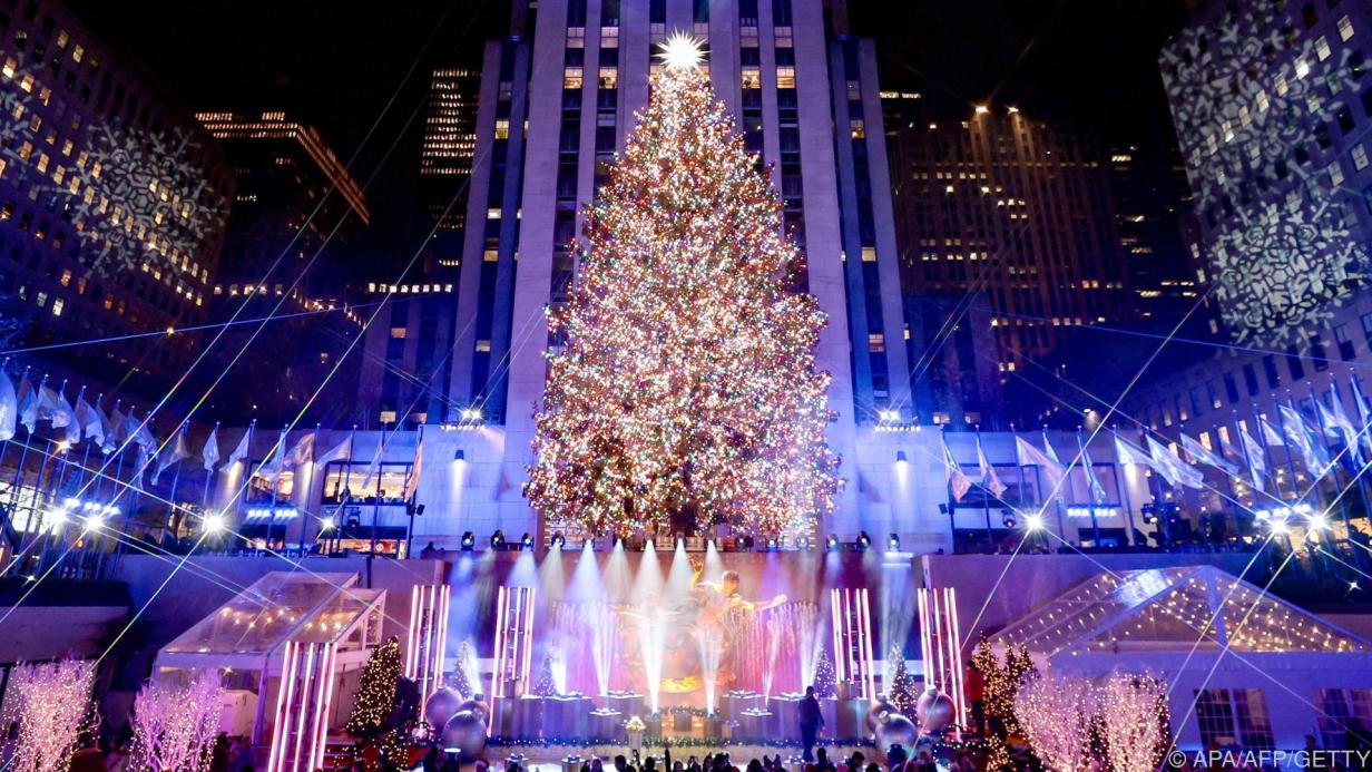 Lichter am Rockefeller-Weihnachtsbaum in New York angezündet