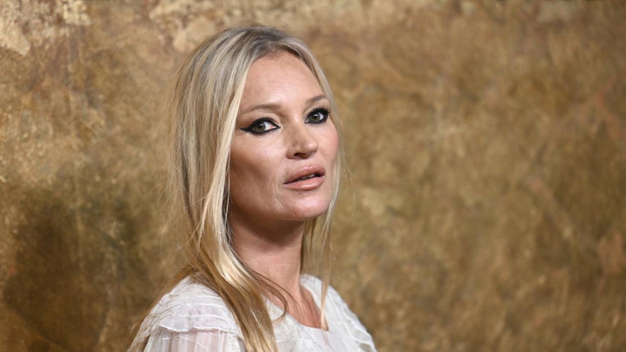 Kate Moss feiert ihren 50 Geburtstag Ikone der 90er Jahre 