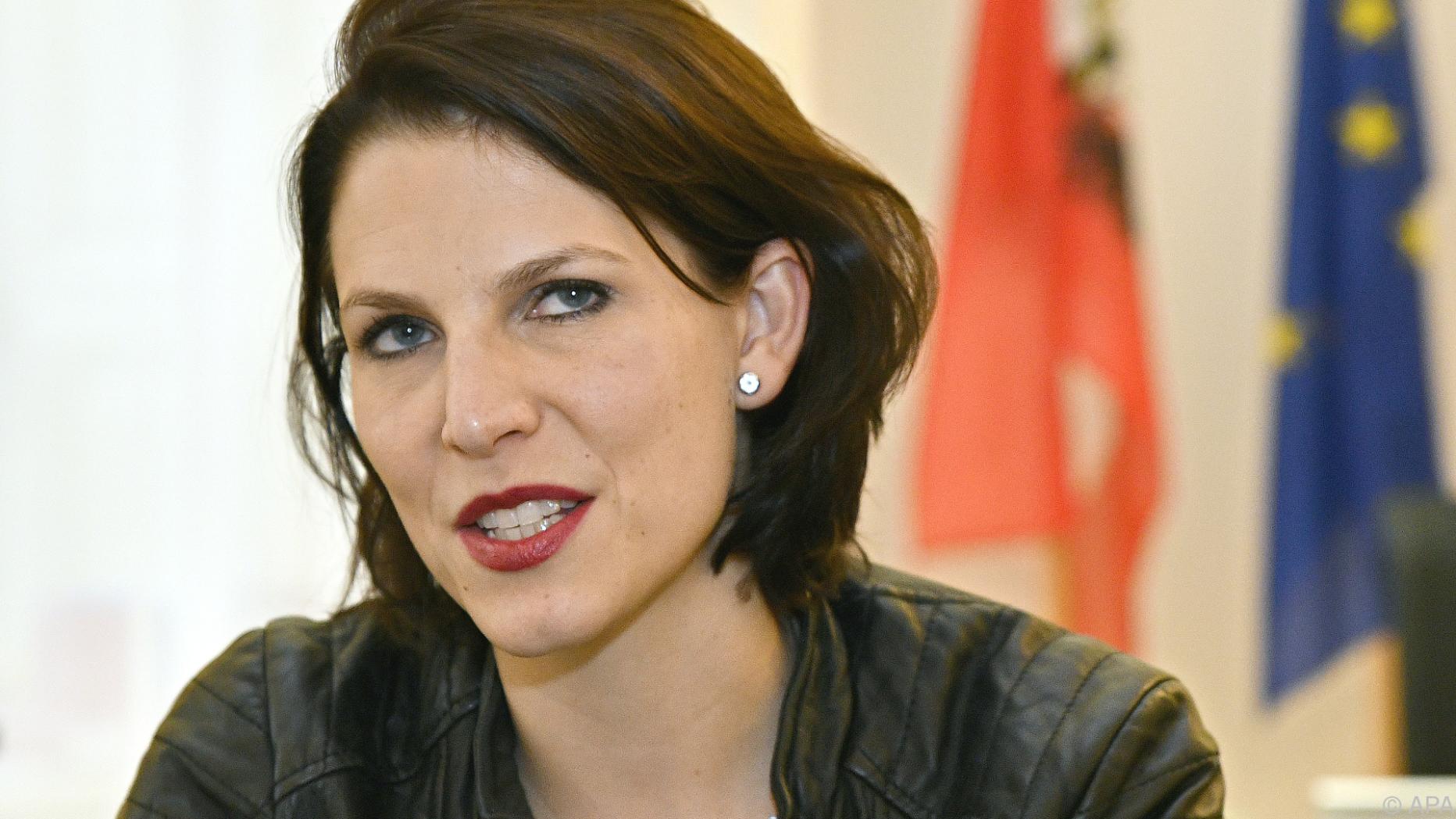 Hass Im Netz Edtstadler Will knackige Geldstrafen