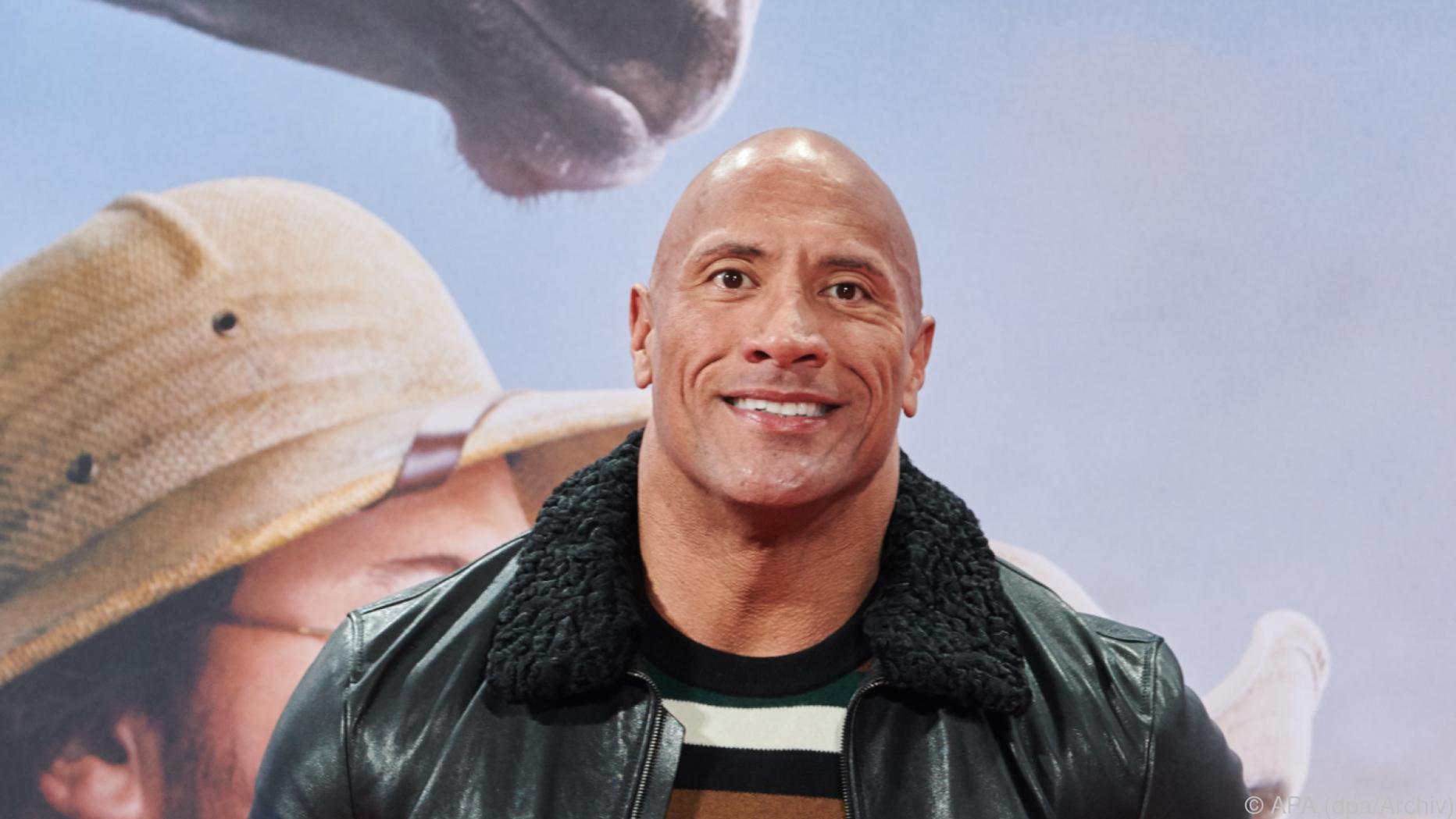 4 2 джонсон. The Rock молодой. Dwayne Johnson face off. Rock face. Дуэйн Джонсон американский футбол.