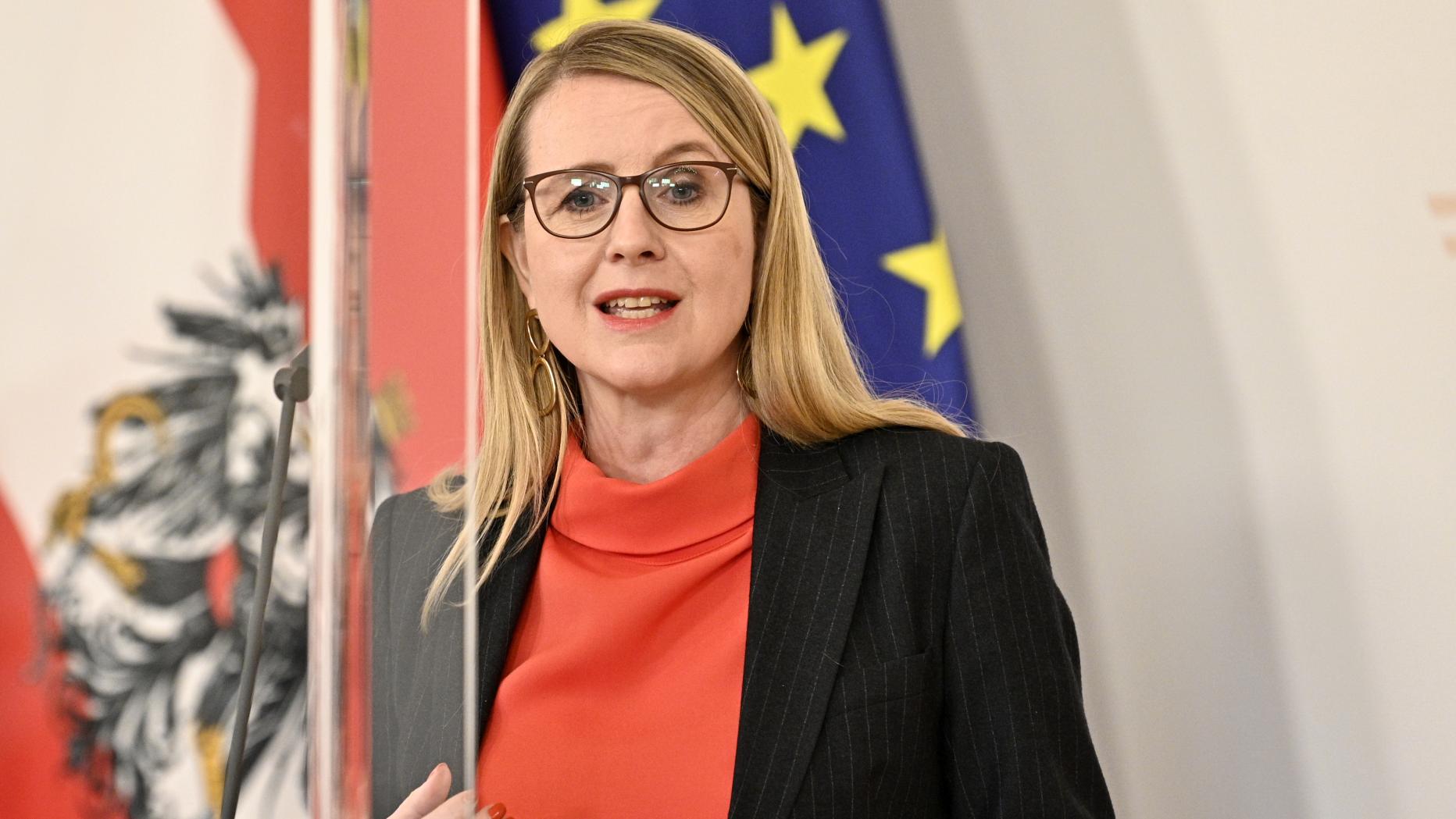 Margarate Schramböck denkt, Afrika ist ein Land Die besten Reaktionen