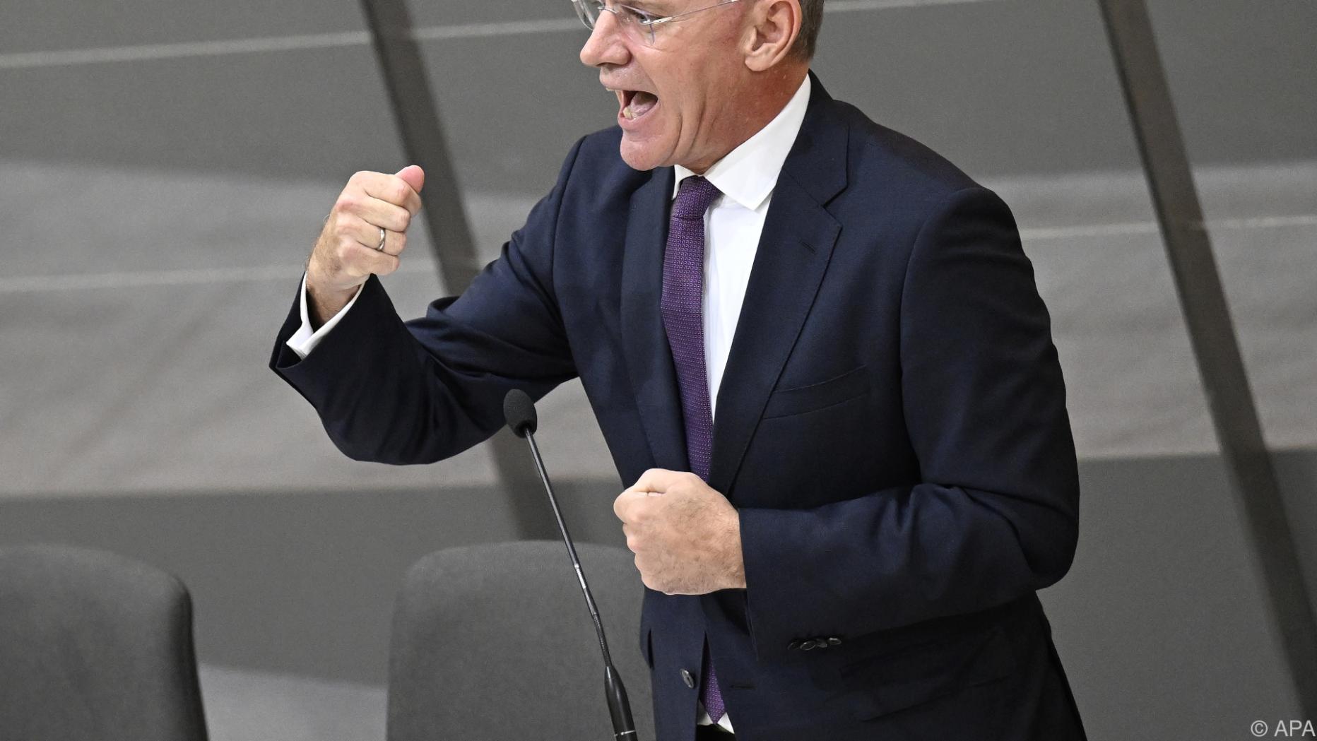 Innenminister Karner mit Plagiatsvorwürfen konfrontiert