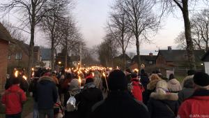 Mit Fackeln auf dem Weg zur Keitumer Biike
