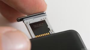 Bei einem Wasserschaden sollte man das Handy schnell ausschalten