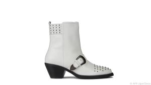 Mit Nieten und Schnallen: Weiße Stiefel können auch rockig sein