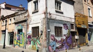 Graffitikünstler Stern schmückt die Fassaden von Plowdiw mit Street Art