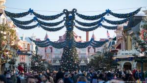 Weihnachtsdeko im Disneyland Park: Heuer setzen die Ausstatter auf Blau