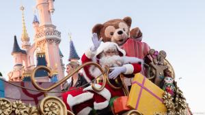 Höhepunkt der Weihnachtsparade: Der Weihnachtsmann auf seiner Riesen-Kutsche