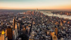 Sonnenaufgang über Manhattan beim Landeanflug