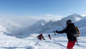 Oberkörper ruhig halten, lautet die Devise im Tiefschnee