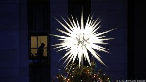 Der Stern an der Spitze des Christbaums wiegt rund 400 Kilogramm