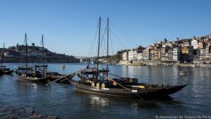 Ravelos, traditionelle Boote, transportieren die Portweinfässer über das Wasser