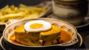 Francesinha ist kein leichtes Gericht - das Sandwich ist mit Käse überbacken