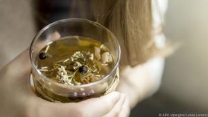 Kräutertees haben sich bei der Behandlung von Regelbeschwerden bewährt