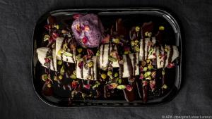 Für den Schoko-Stoß: Schokobananen mit Heidelbeer-Semifreddo und Blüten