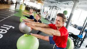 Alternativ kann in ein Fitnessstudio ausweichen - oder Übungen zuhause machen
