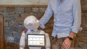 Das Hotel "Brunner Hof" in Arnschwang testet den Roboter Pepper am Empfang