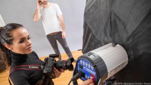 Für weicheres Licht setzen Profis Softboxen ein, in denen ein Blitz steckt