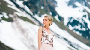 Angesagt sind 2019 auch Kleider in leichten Blush-Tönen wie Apricot und Rosé