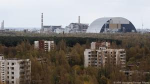 Blick auf die Schutzhülle über dem zerstörten Reaktor vier in Tschernobyl