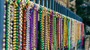 Die bunten Ketten werden am Mardi Gras von den Festwagen geworfen