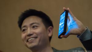Royole-CEO Bill Liu ist stolz auf den Smartphone-Tablet-Hybrid Flexpai