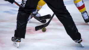 Beim Eishockey geht es deutlich körperbetonter zu