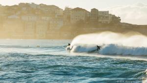 Früh morgens stehen schon die ersten Surfer auf den Brettern