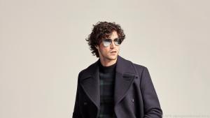 Jeans, kariertes Oberteil, eleganter Mantel - so kann der Dandy-Look aussehen