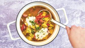 Soulfood für kalte Tage: Würstel-Gulasch Wiener Art