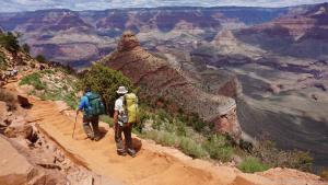Das Panorama stimmt: Wanderer unterwegs auf dem South Kaibab Trail